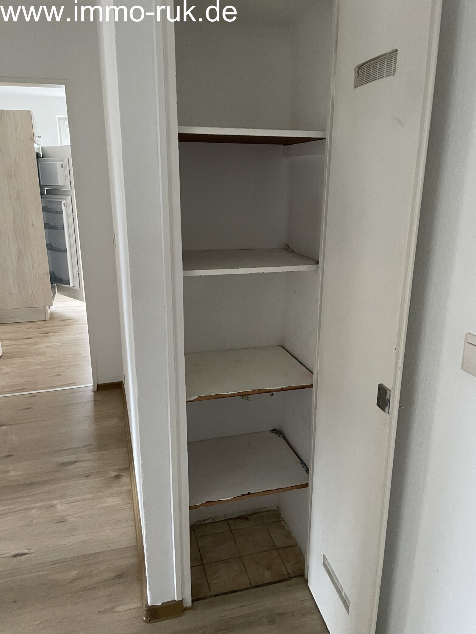 Schöne Wohnung - 3 Zimmer, Küche, Bad 