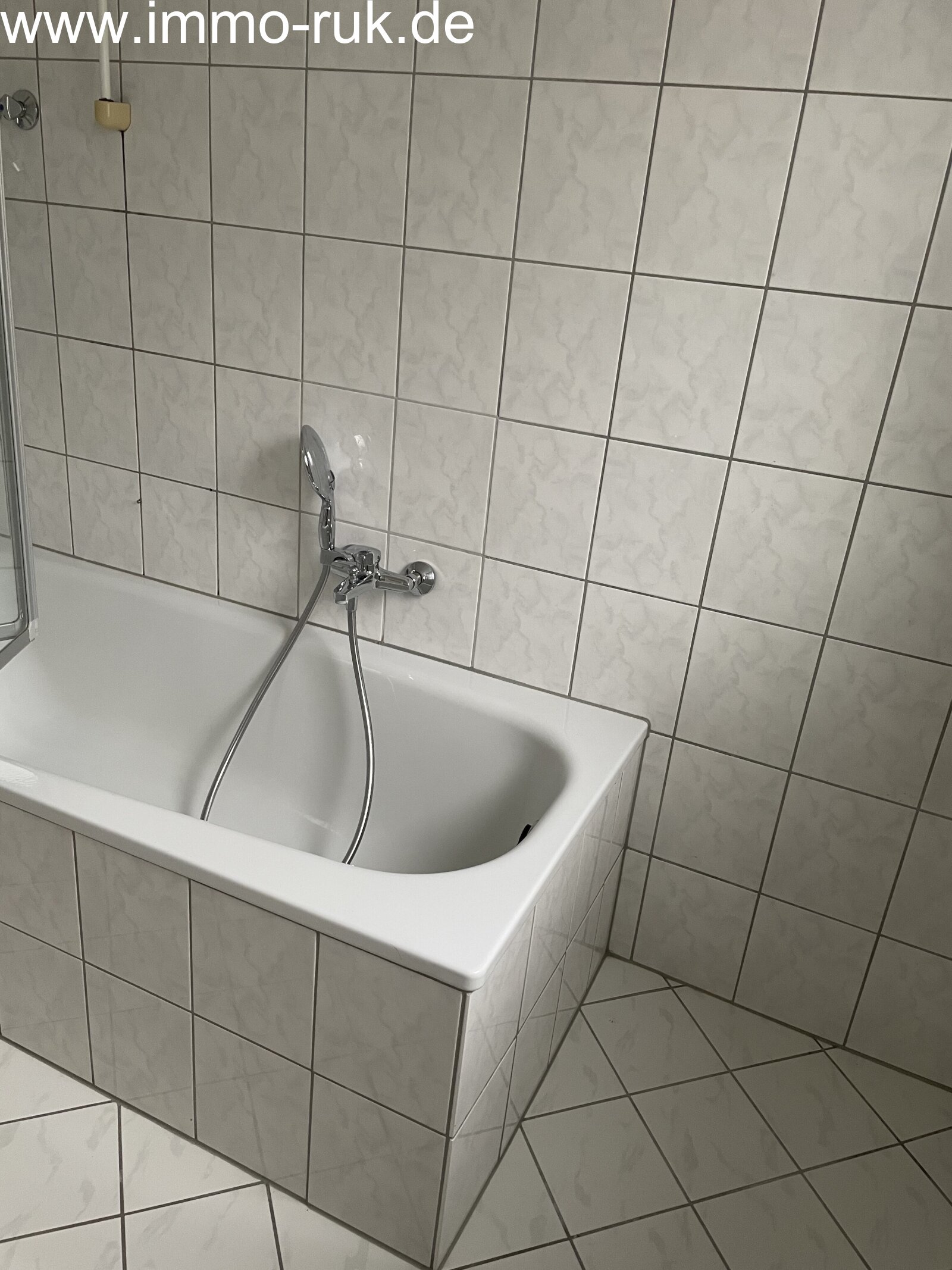 Schöne Wohnung - 3 Zimmer, Küche, Bad 