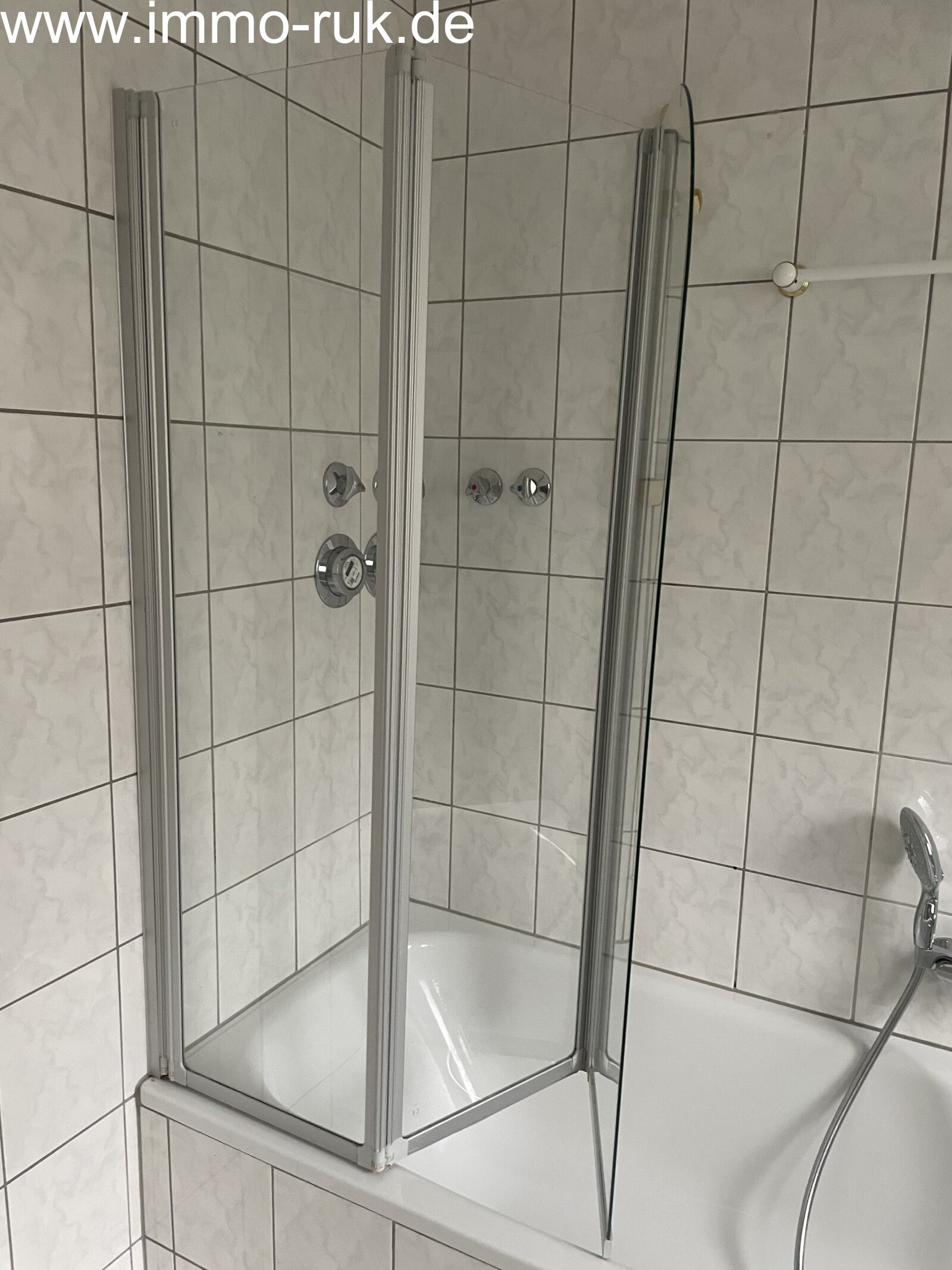 Schöne Wohnung - 3 Zimmer, Küche, Bad 