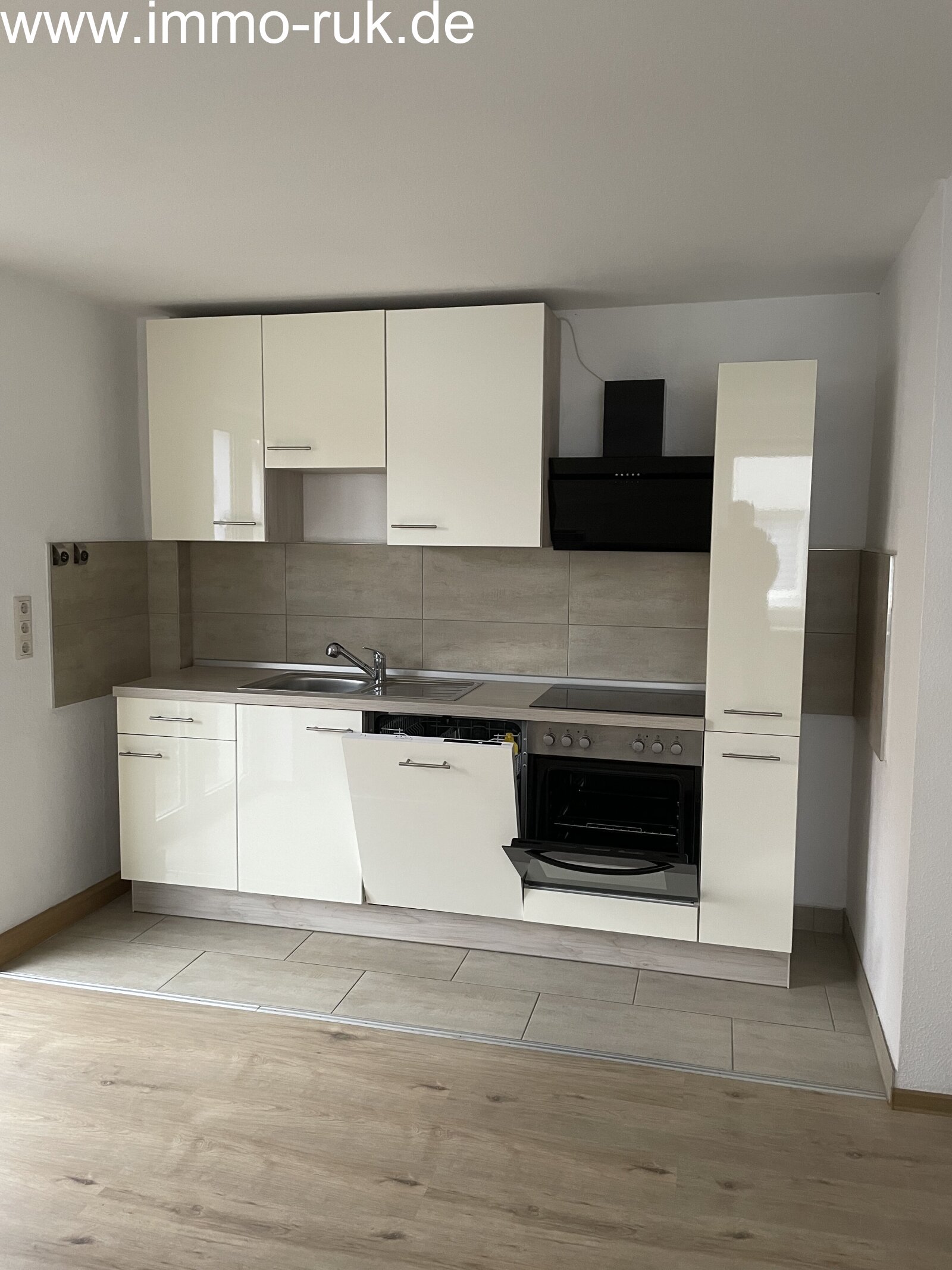 Schöne Wohnung - 3 Zimmer, Küche, Bad 