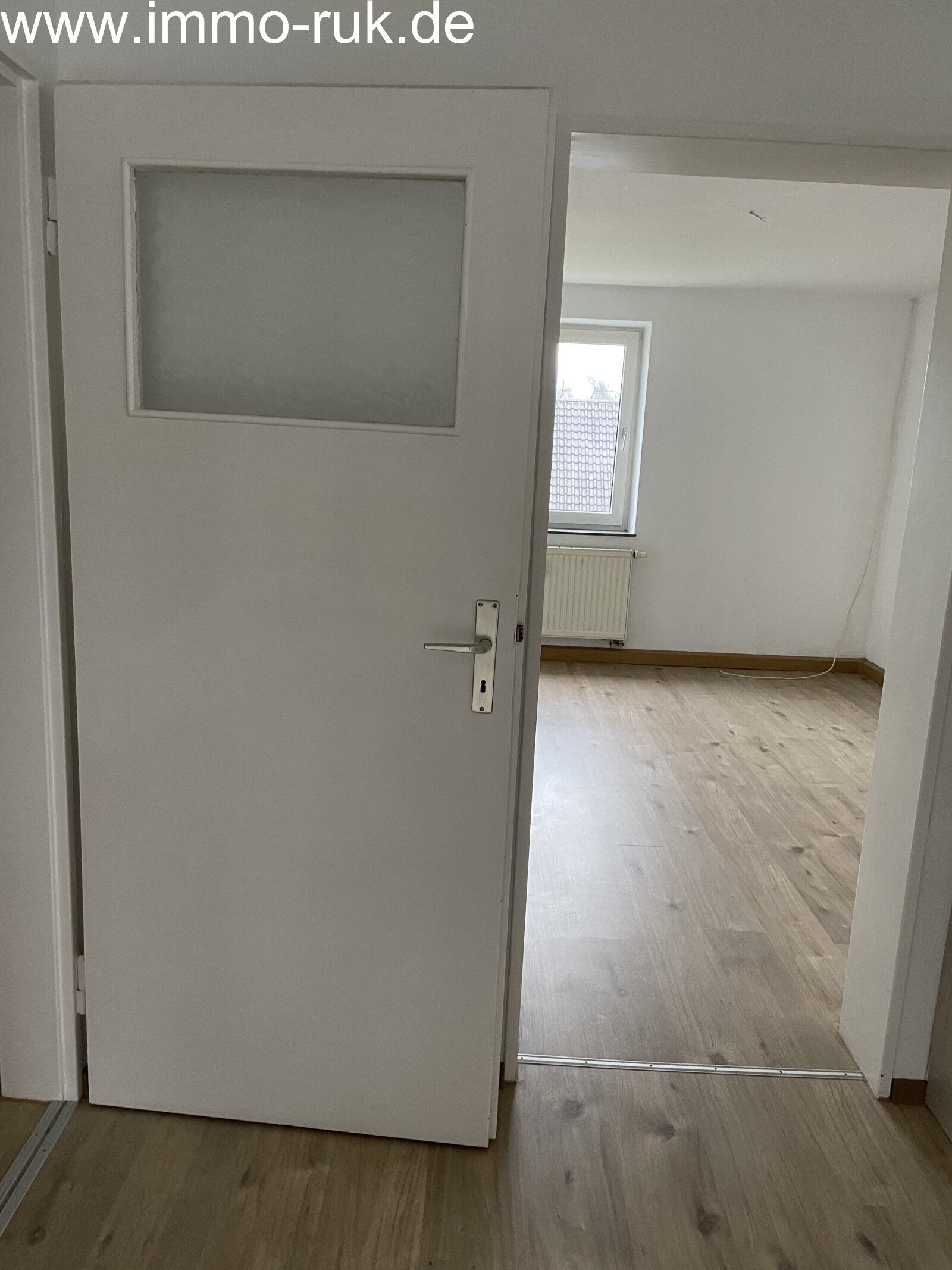 Schöne Wohnung - 3 Zimmer, Küche, Bad 