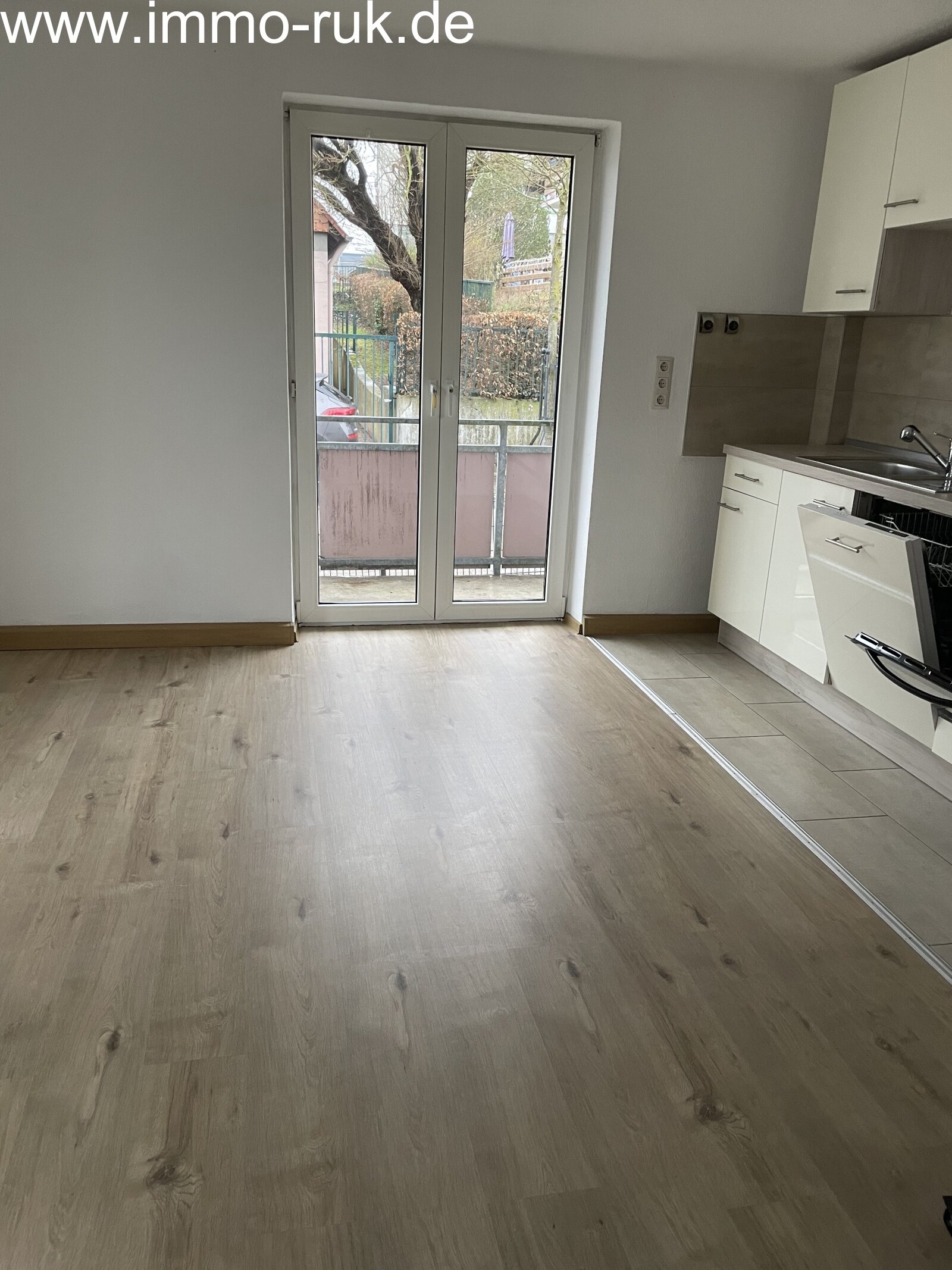 Schöne Wohnung - 3 Zimmer, Küche, Bad 