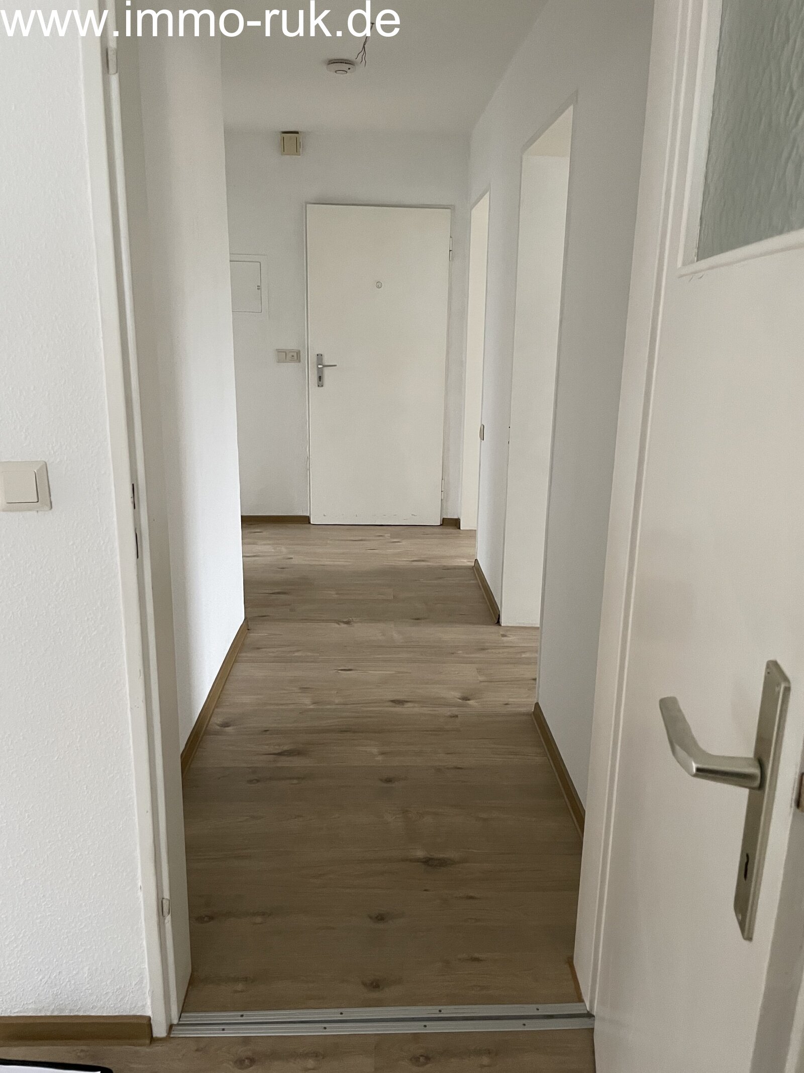 Schöne Wohnung - 3 Zimmer, Küche, Bad 