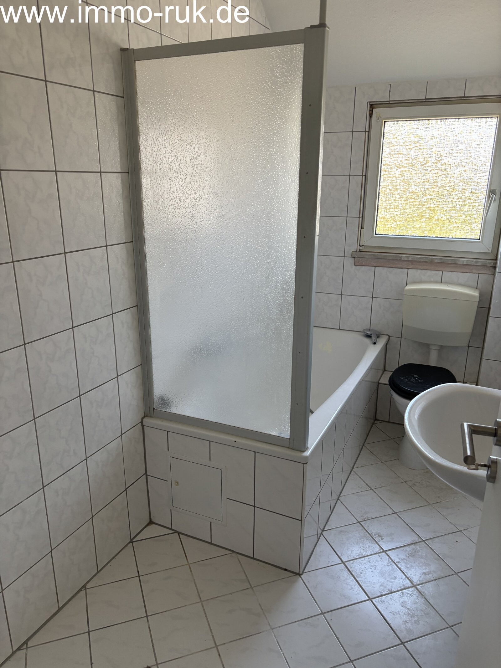 Neu renovierte Wohnung im DG - 3 Zimmer, Küche, Bad 