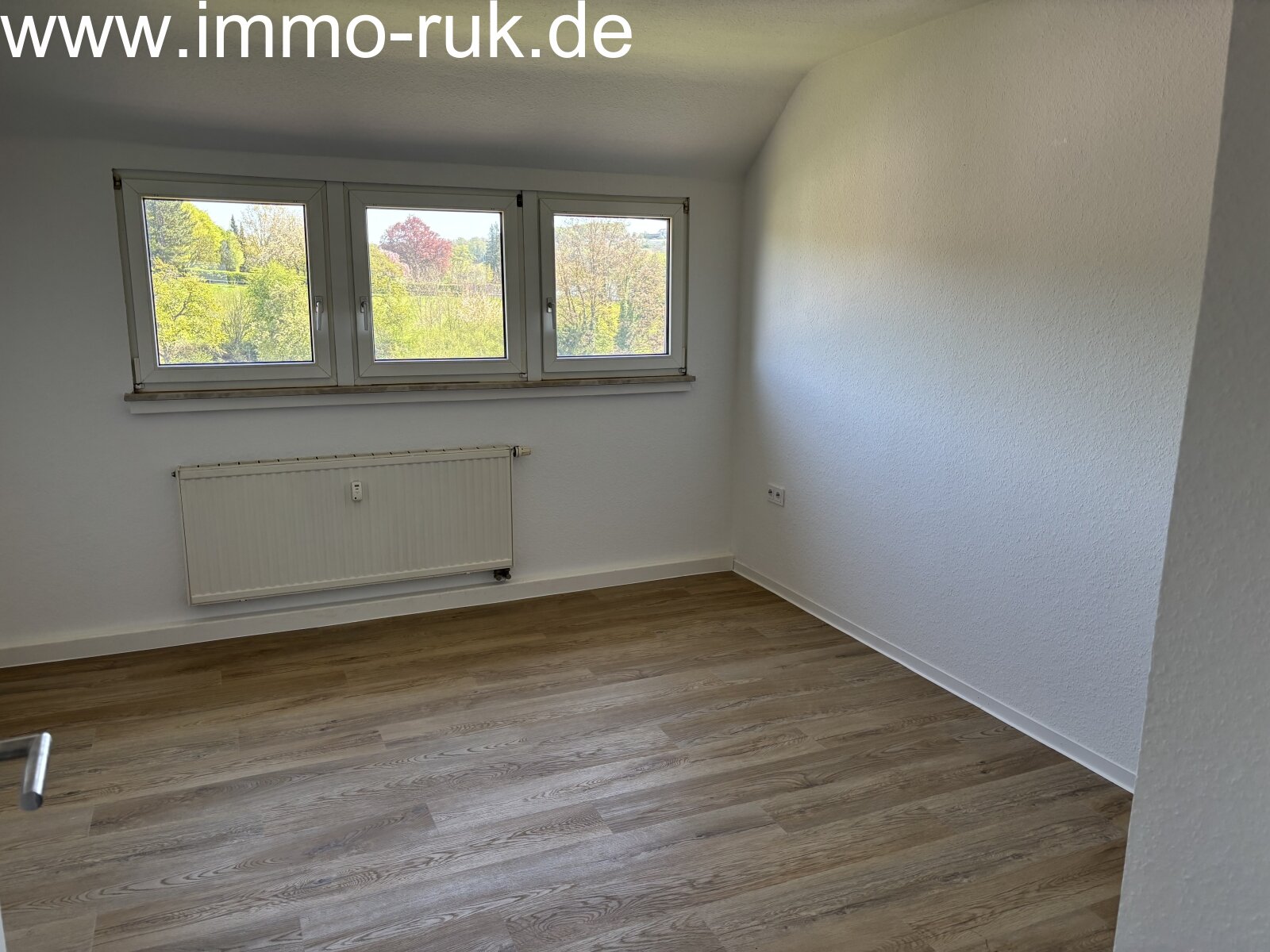 Neu renovierte Wohnung im DG - 3 Zimmer, Küche, Bad 