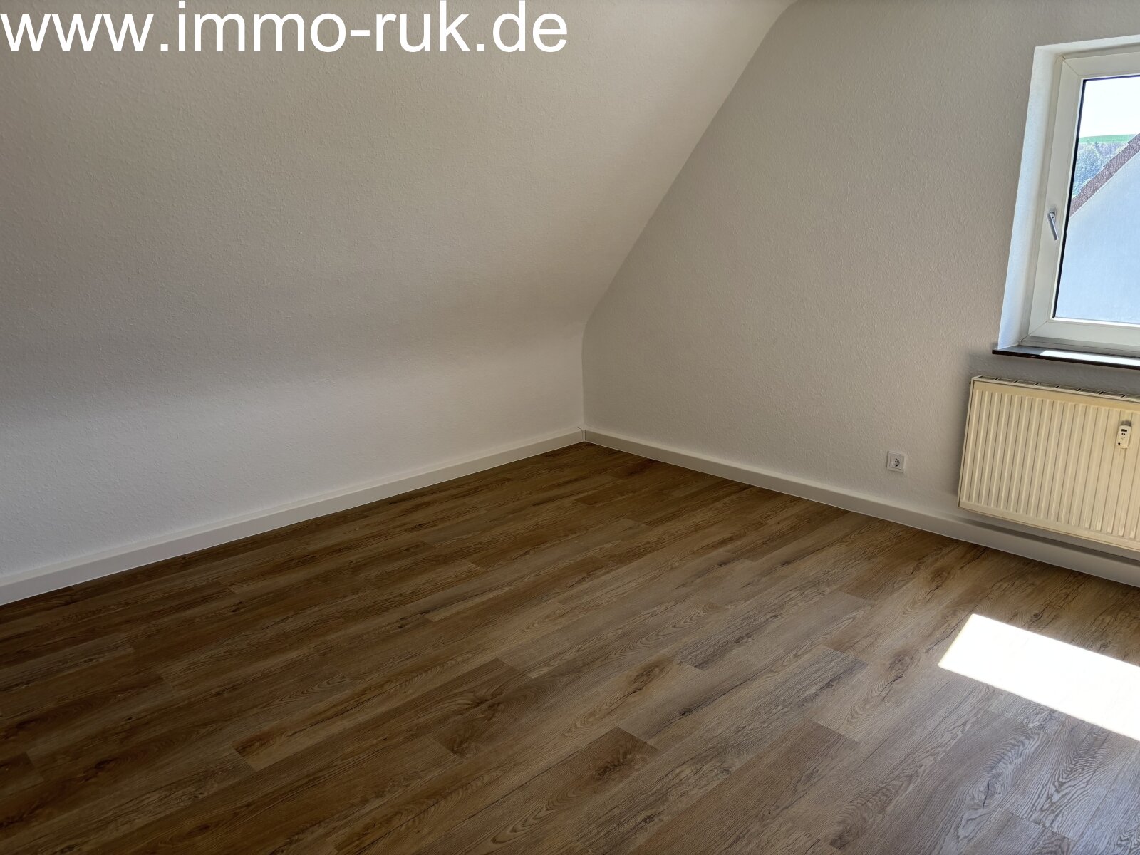 Neu renovierte Wohnung im DG - 3 Zimmer, Küche, Bad 