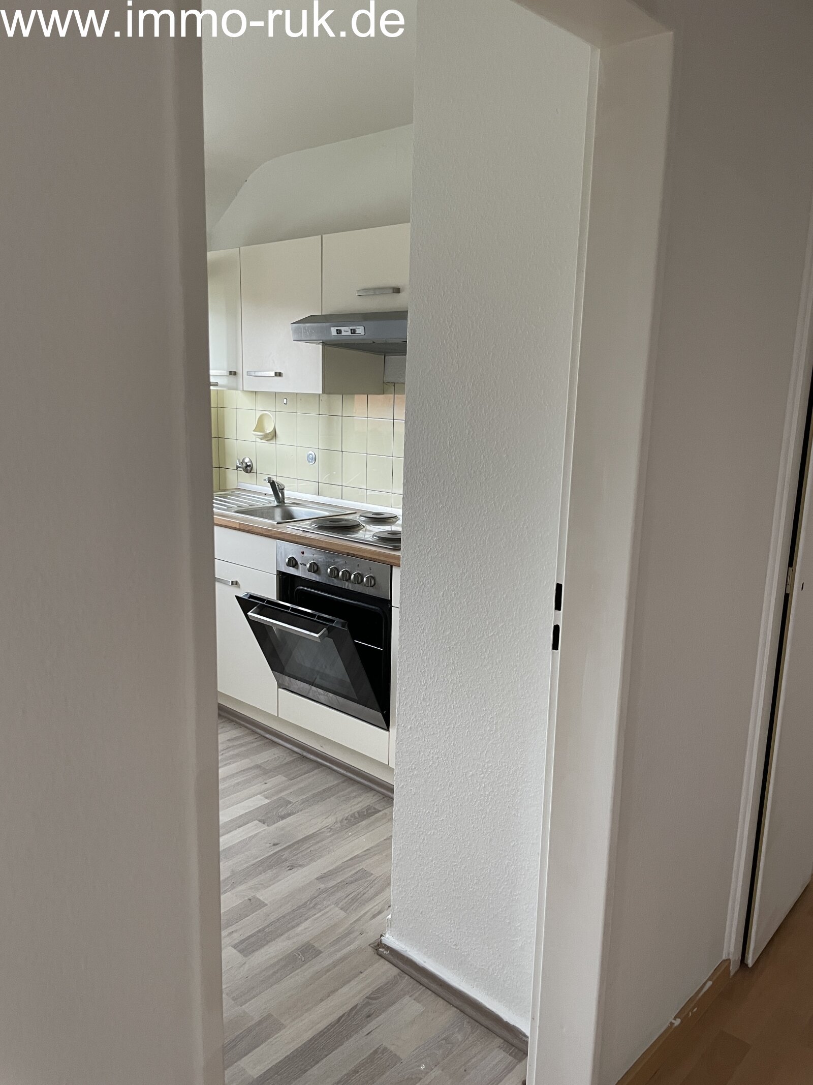 Schöne Wohnung im DG - 2 Zimmer, Küche, Bad 
