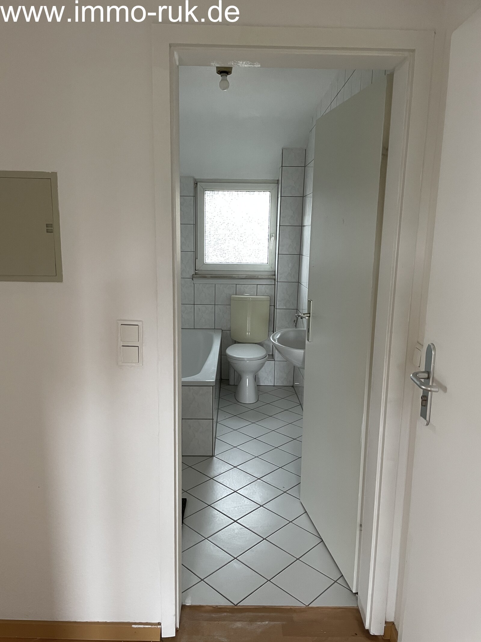 Schöne Wohnung im DG - 2 Zimmer, Küche, Bad 