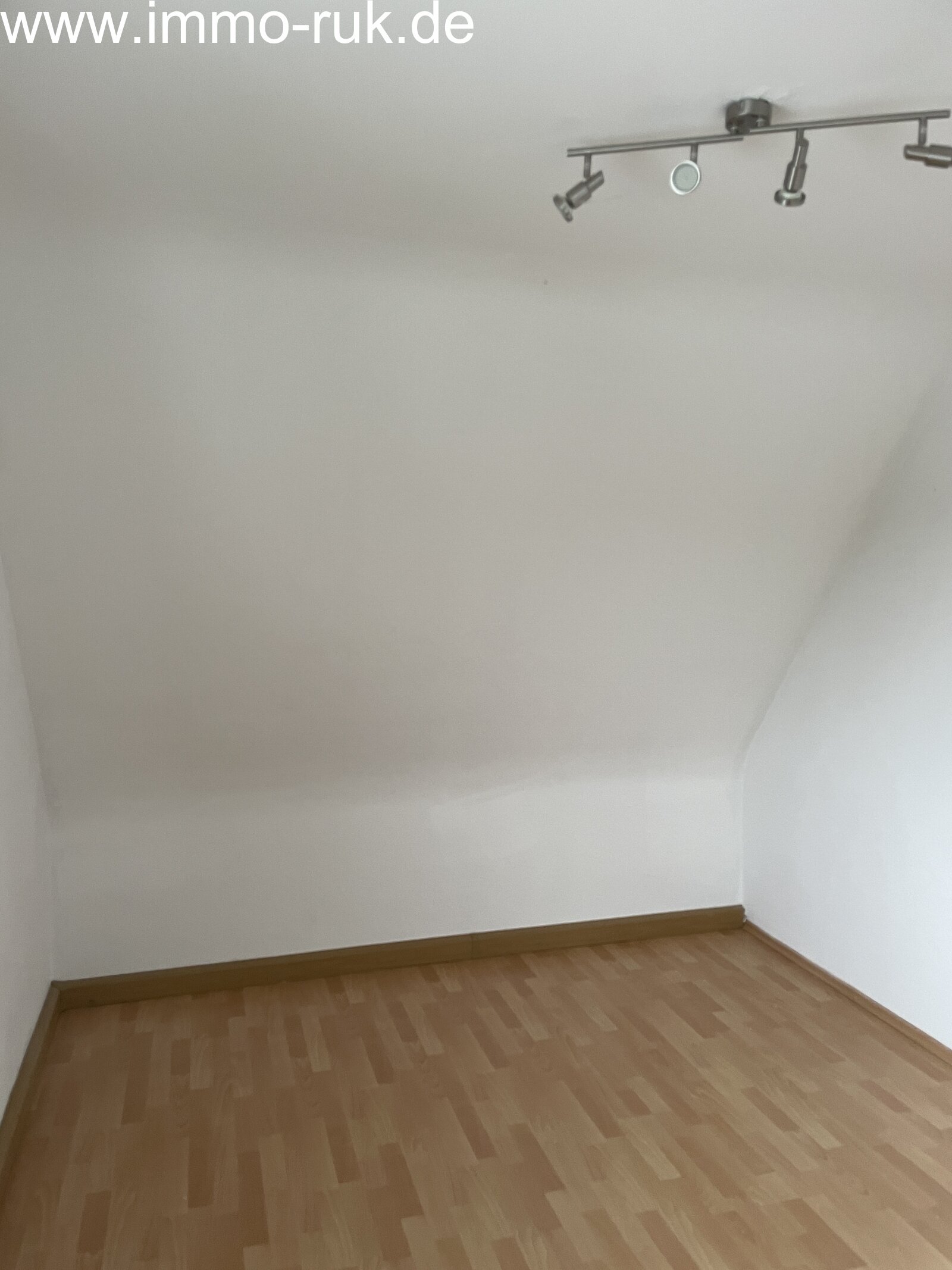 Schöne Wohnung im DG - 2 Zimmer, Küche, Bad 