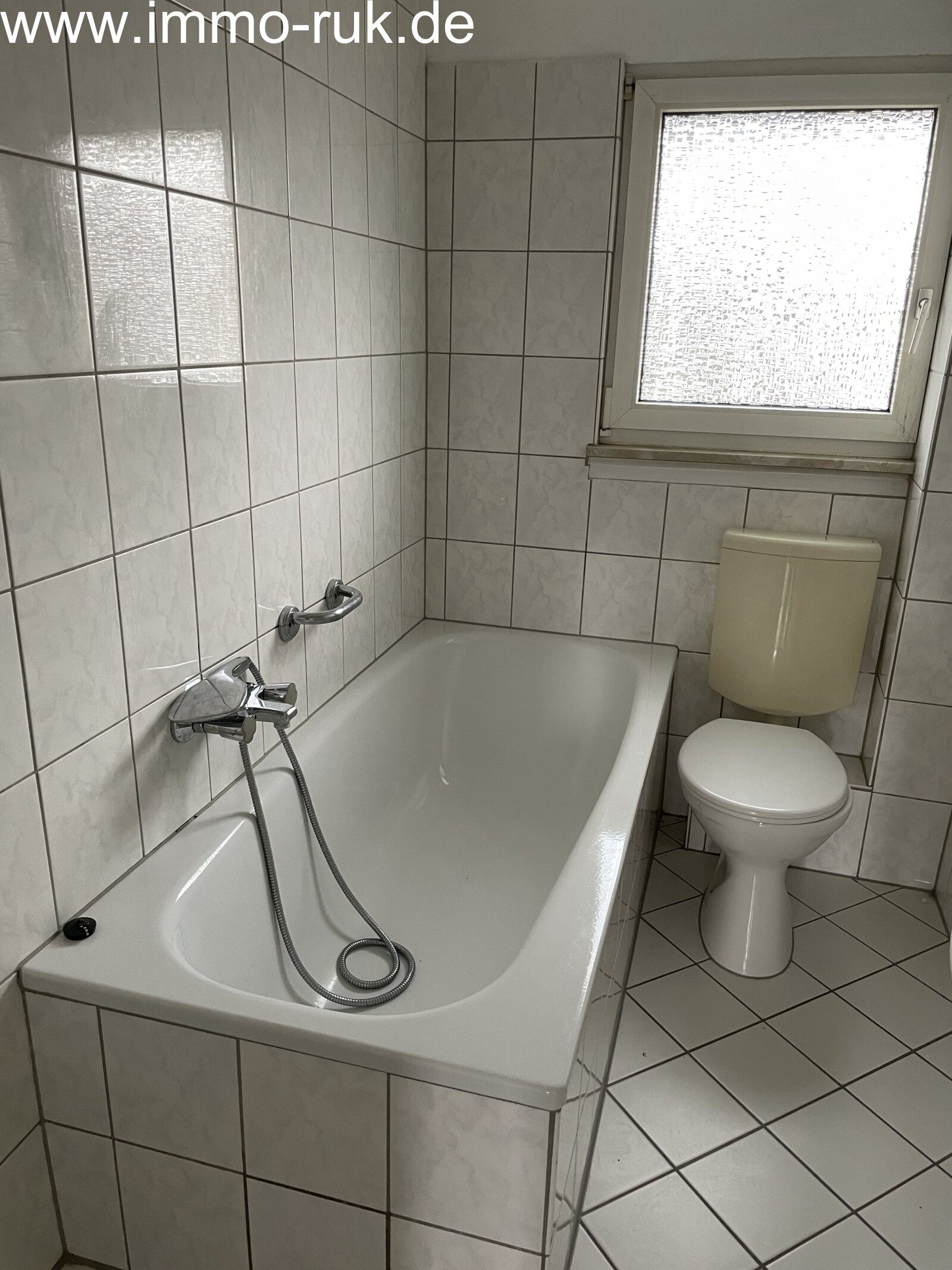 Schöne Wohnung im DG - 2 Zimmer, Küche, Bad 