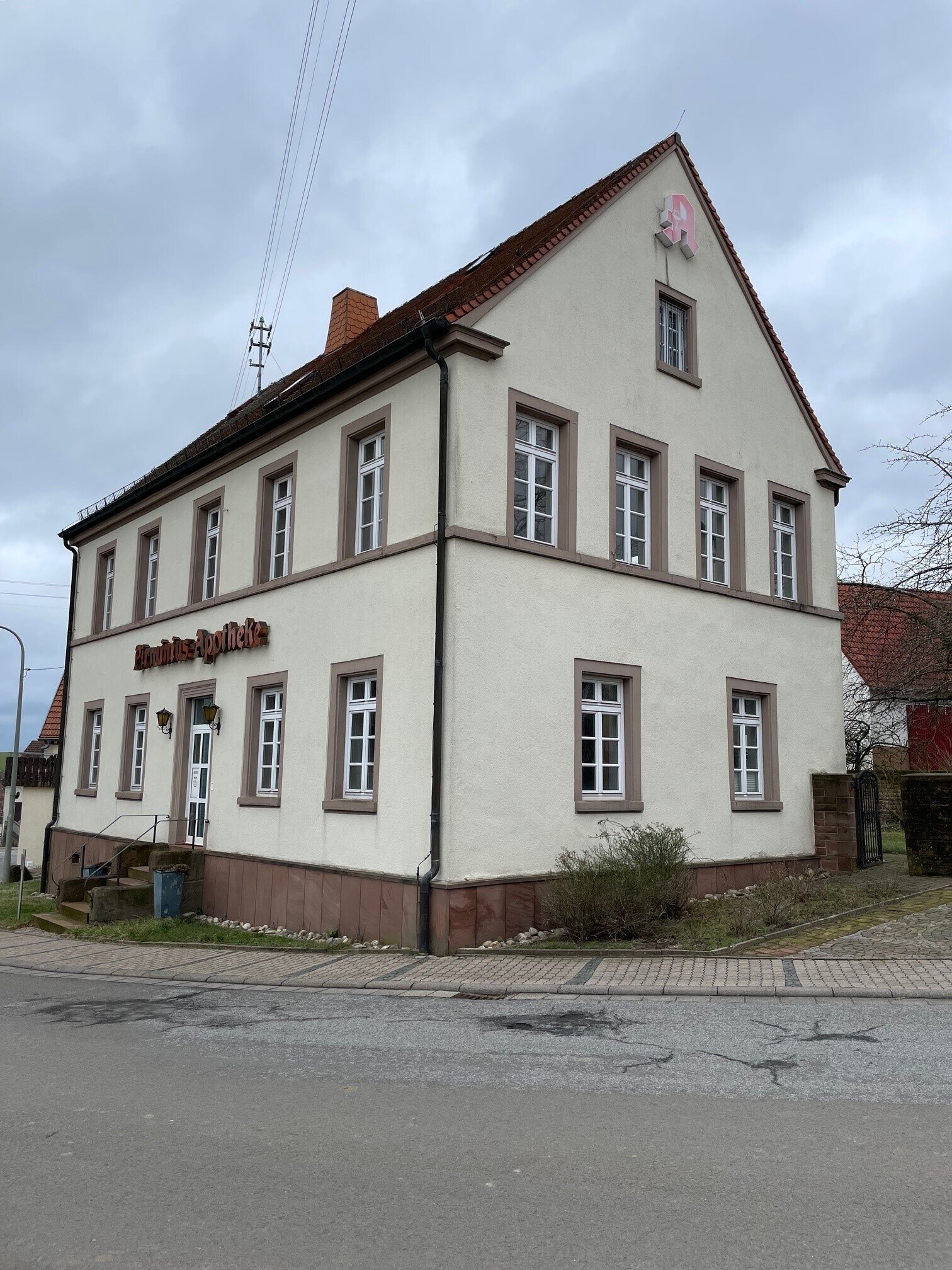 Front zum und Parkplatzeinfahrt