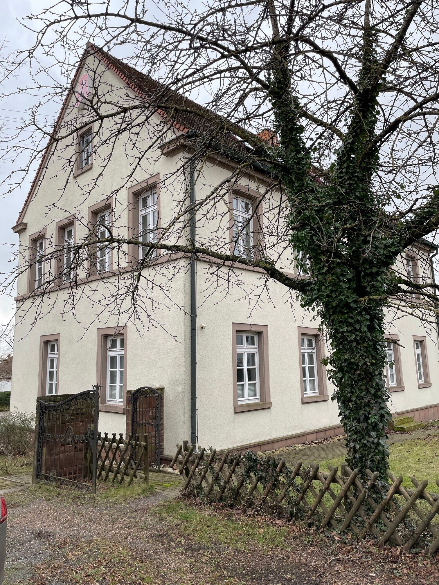 Rückseite von Parkplatz aus