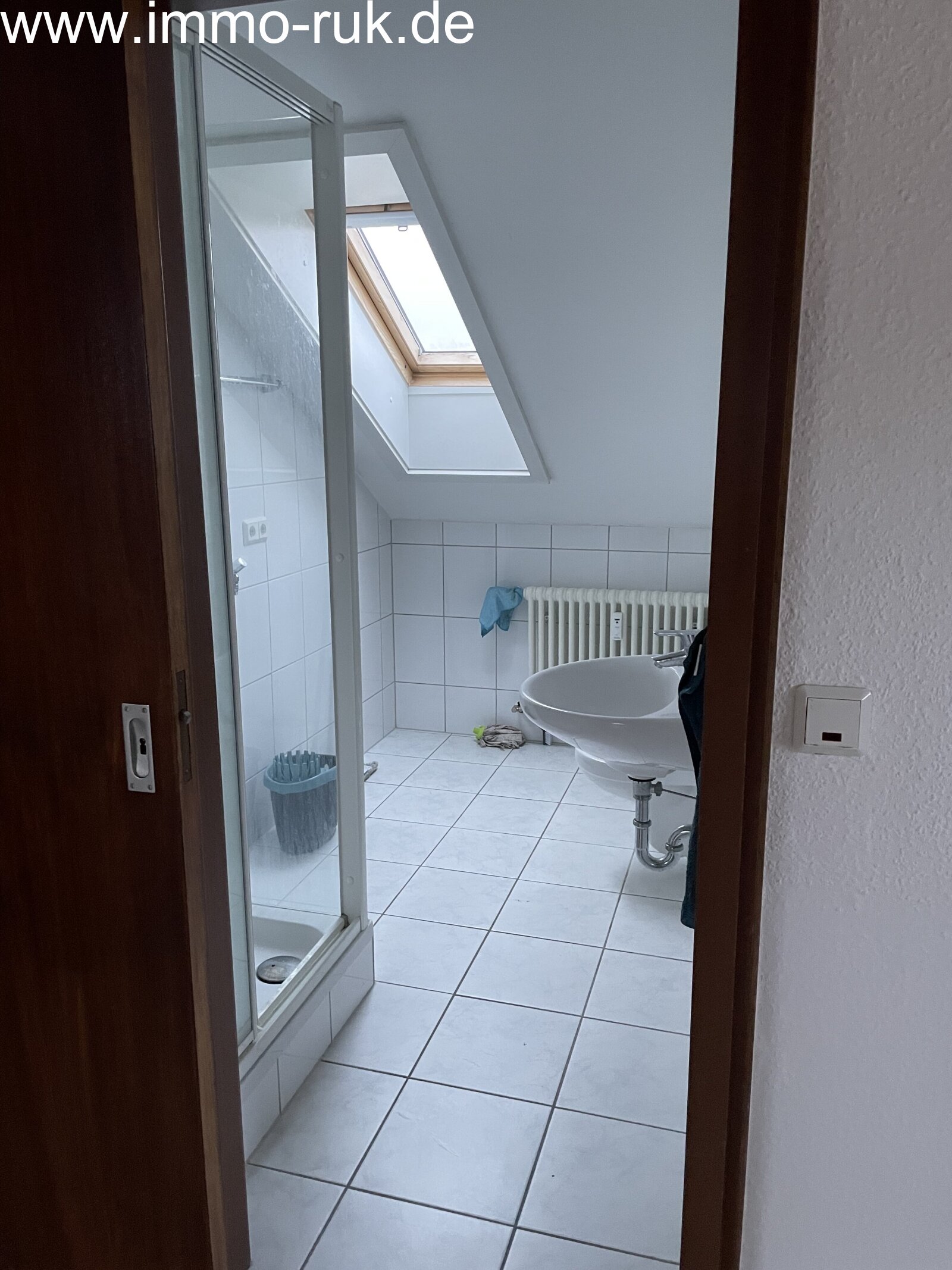 Waschbecken, WC und Fenster