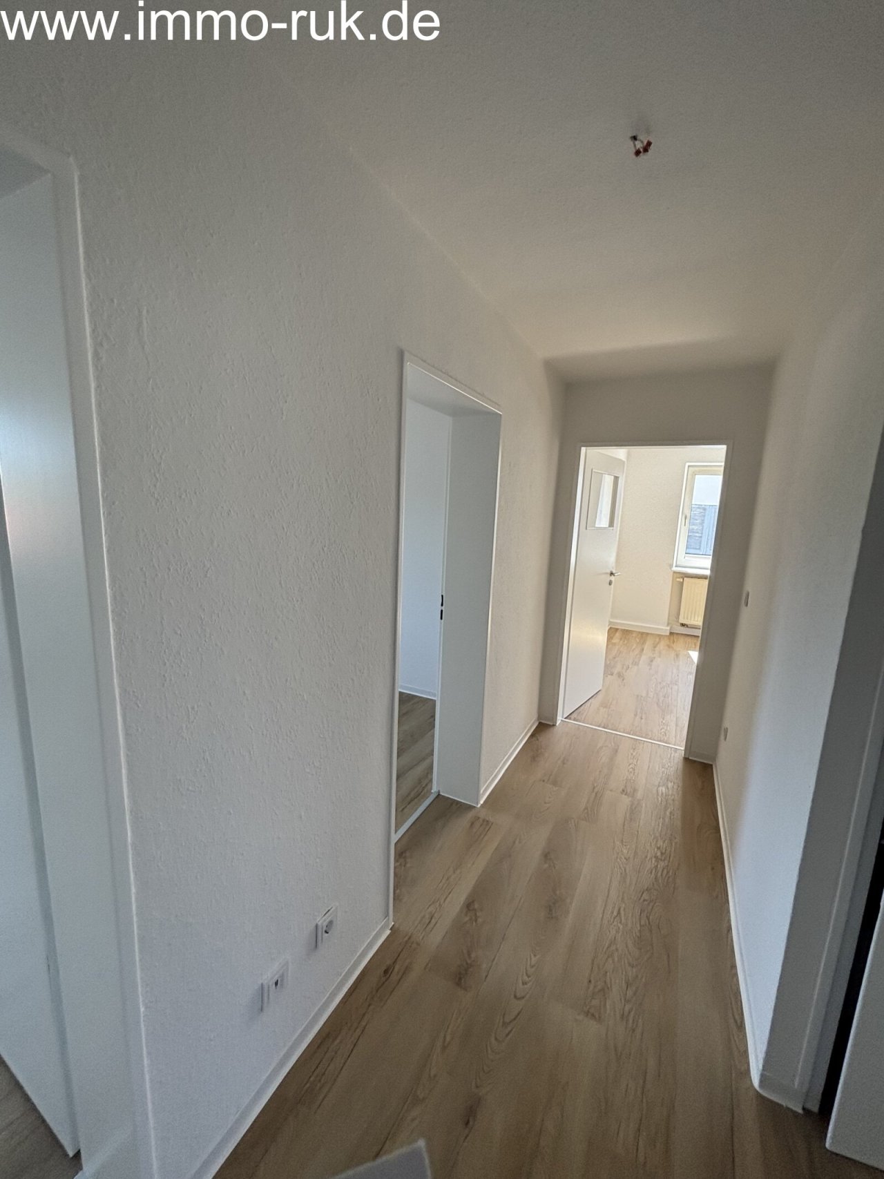 Flur mit Blick zur Küche/Esszimmer