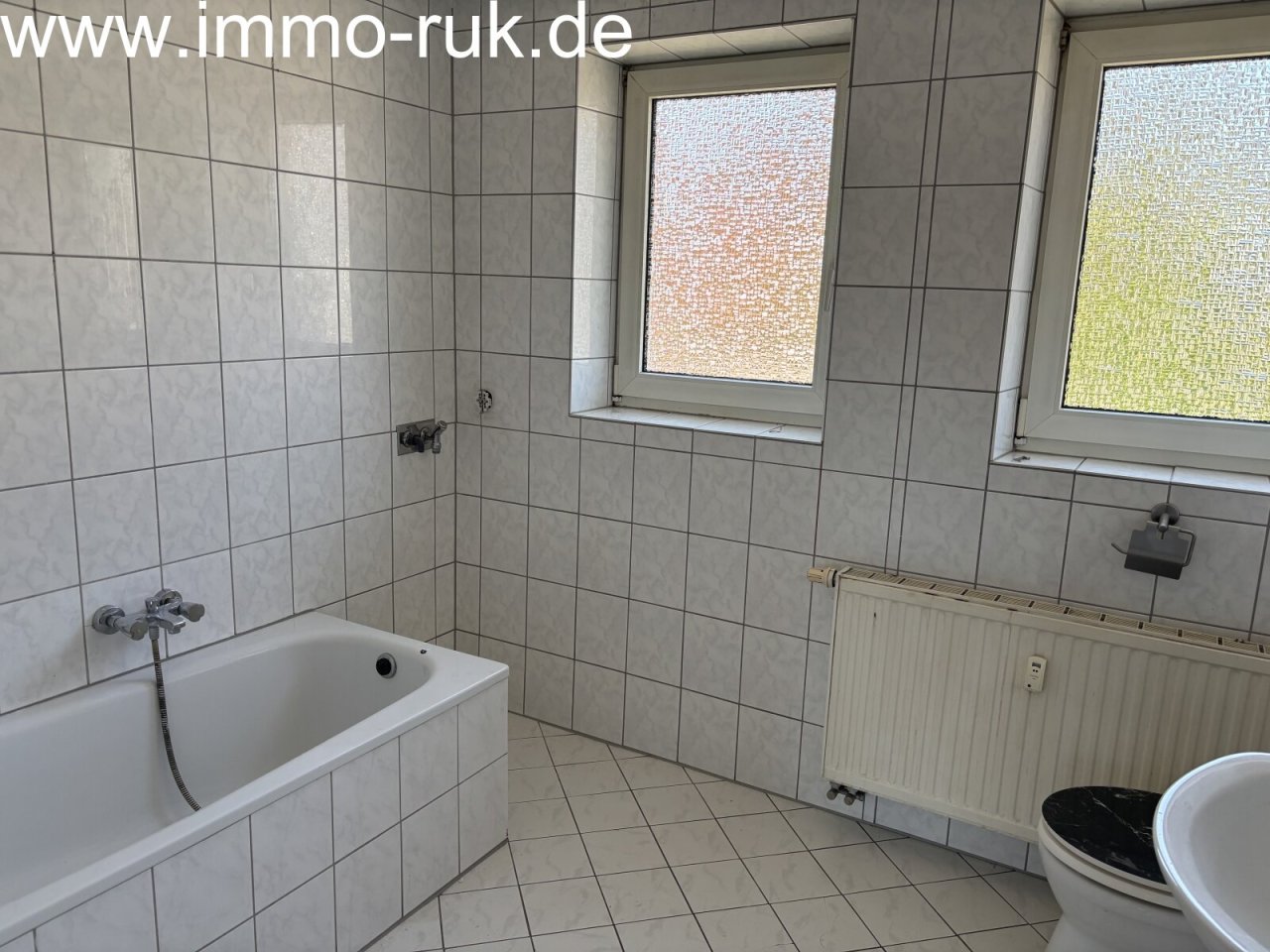 Bad mit Badewanne