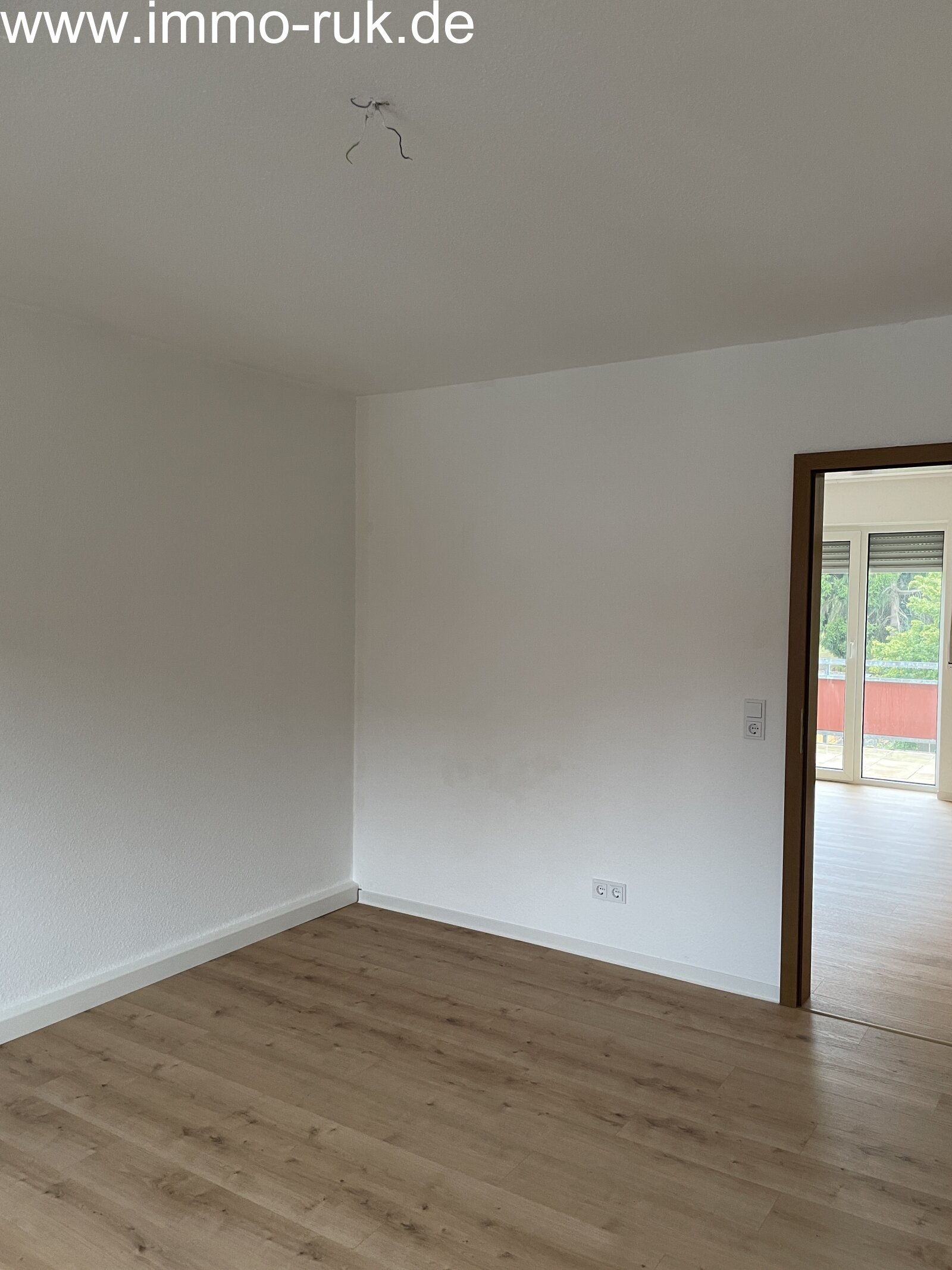Schlafzimmer 2 mit Blick zum Wohnzimmer Schlafzimmer 2 mit Blick zum Wohnzimmer